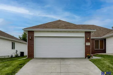 2415 Northline Ct, Lincoln, NE 68521