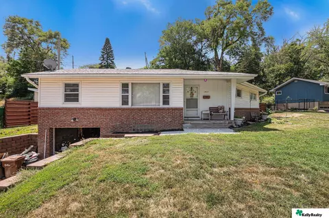 1912 Collins Dr, Bellevue, NE 68005