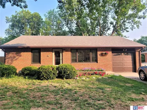 345 Cherry Ln, Seward, NE 68434