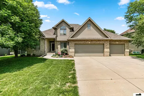 8810 Foxtail Dr, Lincoln, NE 68526