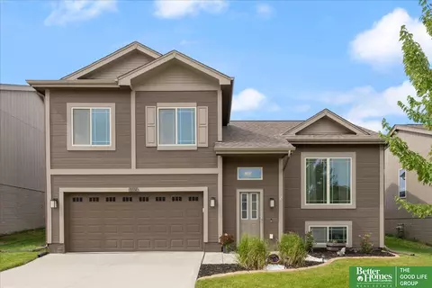 9114 Black St, Omaha, NE 68122