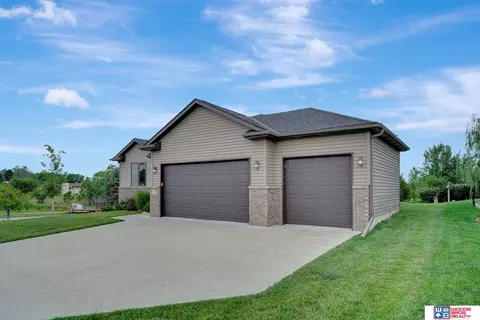 7900 Mandalay Dr, Lincoln, NE 68516