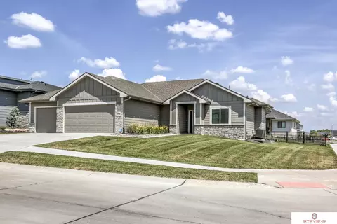 18504 Corby St, Omaha, NE 68116