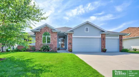 1806 Walnut Creek Dr, Papillion, NE 68046