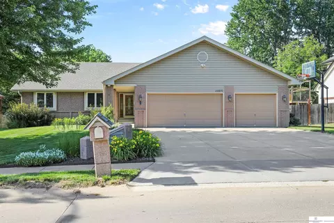 14676 Hawthorne Ave, Omaha, NE 68154