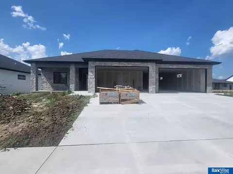 7500 Maxine Dr, Lincoln, NE 68516