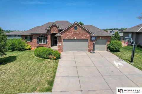 1904 Longview St, Papillion, NE 68133