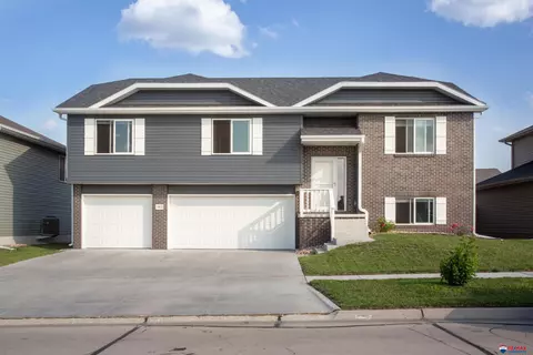 7817 Yankee Woods Dr, Lincoln, NE 68516