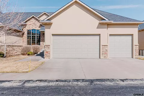 8928 Sandhills Ct, Lincoln, NE 68526