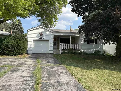 6803 Sunshine Dr, Omaha, NE 68107