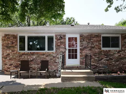 221 Lakewood Dr, Lincoln, NE 68510