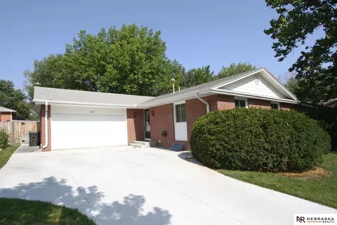 521 Driftwood Dr, Lincoln, NE 68510