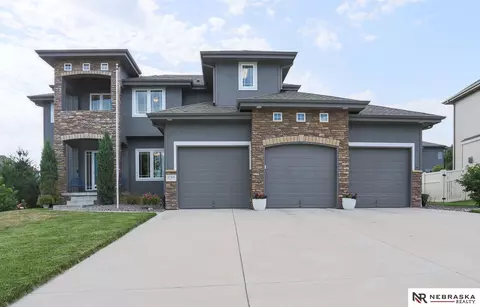 6769 Ridgewood Dr, Papillion, NE 68133
