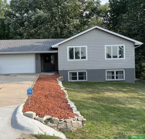 5065 Lockwood Ln, Omaha, NE 68152