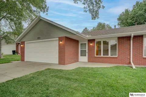 5823 Wood Ridge Ct, Lincoln, NE 68506
