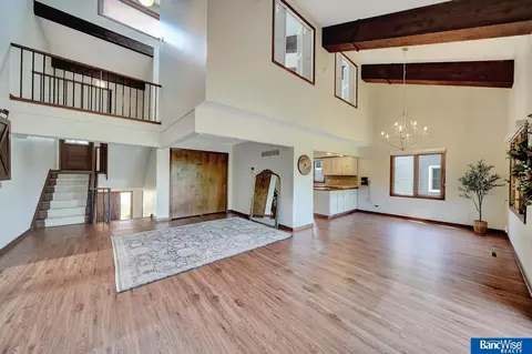 5930 Oakridge Dr, Lincoln, NE 68516