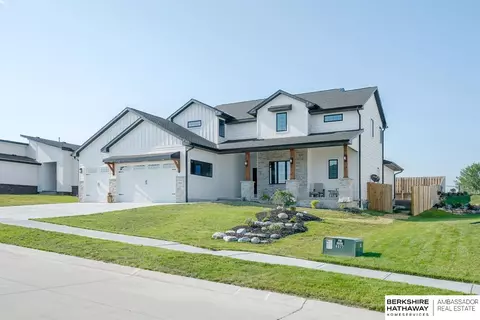 10564 Lake Tahoe Dr, Papillion, NE 68046
