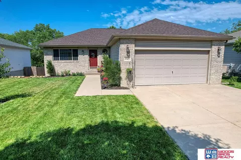 5525 Hunts Dr, Lincoln, NE 68512