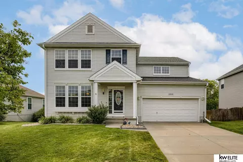 2010 Diane St, Papillion, NE 68046