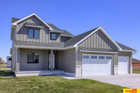 2740 Lauren Ln, Fremont, NE 68025