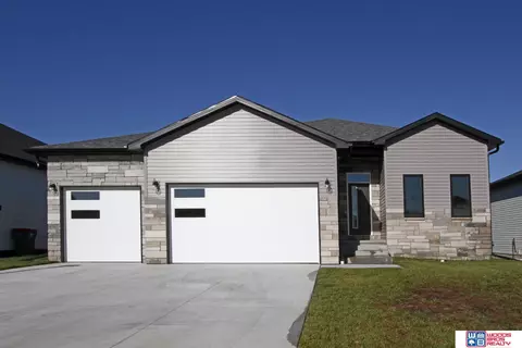 9038 Trader Dr, Lincoln, NE 68507
