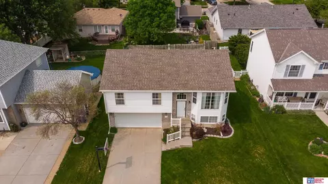 1740 Garret Ln, Lincoln, NE 68512