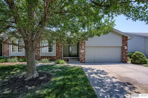 11619 Bayview Dr, Papillion, NE 68133