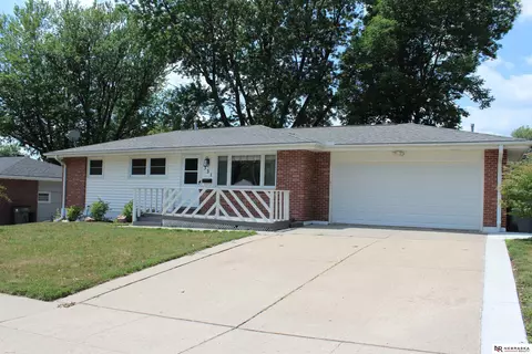 331 Jeffery Dr, Lincoln, NE 68505