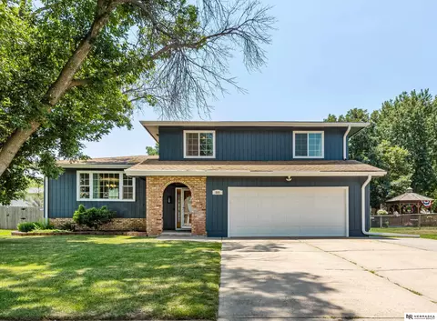 809 Gayle St, Papillion, NE 68046