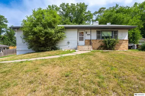 2104 Tulip Ln, Bellevue, NE 68005