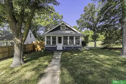 7752 N 37th St, Omaha, NE 68112