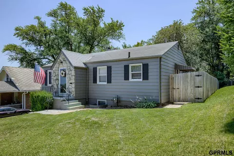 3041 Newport Ave, Omaha, NE 68112