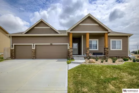 11753 S 112th St, Papillion, NE 68046
