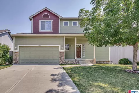 4509 Clearwater Dr, Papillion, NE 68133