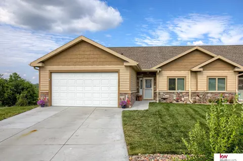1070 Prairie Hill Cir, Louisville, NE 68037
