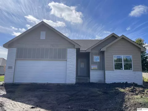 7955 Westshore Cir, Papillion, NE 68046