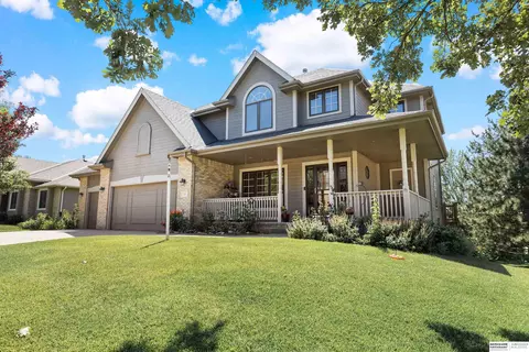 710 Eagle Crest Cir, Papillion, NE 68133