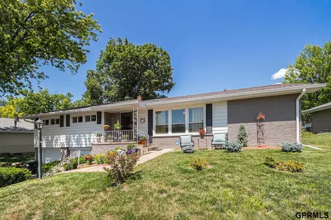 7618 Windsor Dr, Omaha, NE 68114