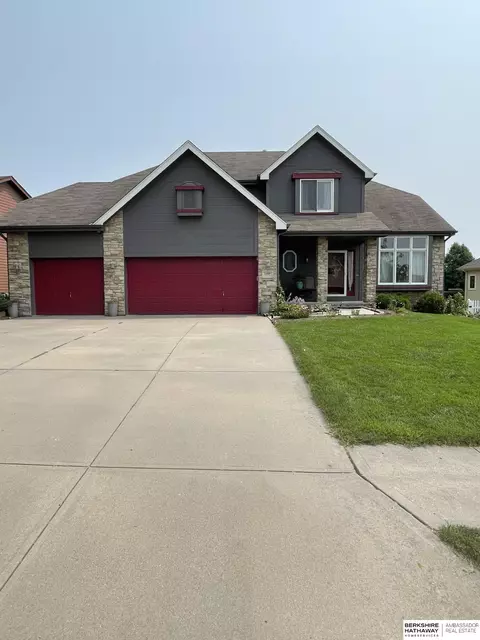 21007 Shiloh Dr, Gretna, NE 68028