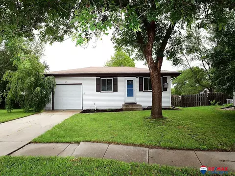 231 Manatt Ct, Lincoln, NE 68521
