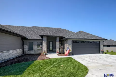 8865 Augusta Dr, Lincoln, NE 68526