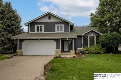2102 Marilyn Dr, Papillion, NE 68046