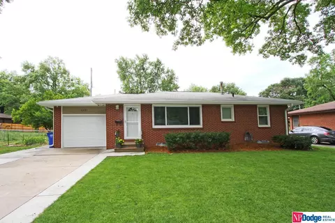 6721 Vine St, Lincoln, NE 68505