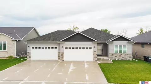 9731 Friedman St, Lincoln, NE 68516