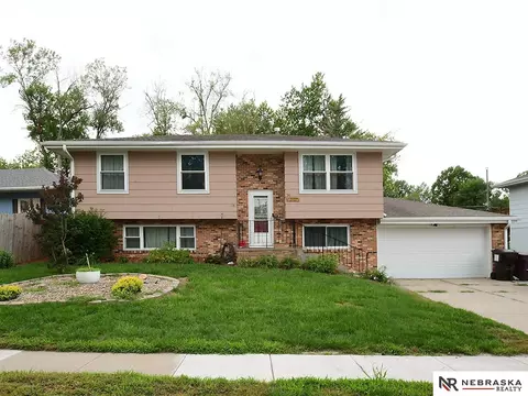 541 Brookside Dr, Lincoln, NE 68528
