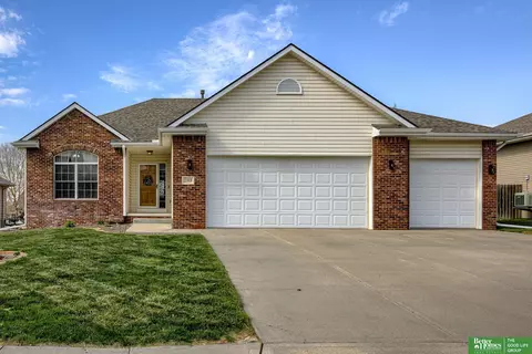 21418 Hancock Dr, Gretna, NE 68028
