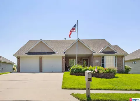 1115 Limerick Rd, Papillion, NE 68046
