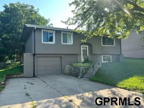 7790 Greenleaf Dr, La Vista, NE 68128