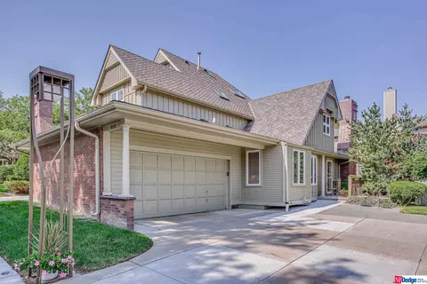 818 N 131st Plz, Omaha, NE 68154