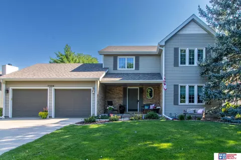 7220 Grand Oaks Dr, Lincoln, NE 68516